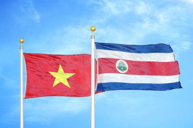 Vietnam ve Kosta Rika bayrak direkleri ve mavi bulutlu arka planda iki bayrak