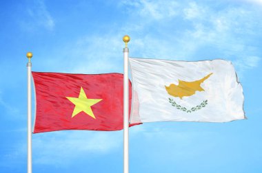 Vietnam ve Kıbrıs Rum Kesimi bayrak direkleri ve mavi bulutlu arka planda iki bayrak