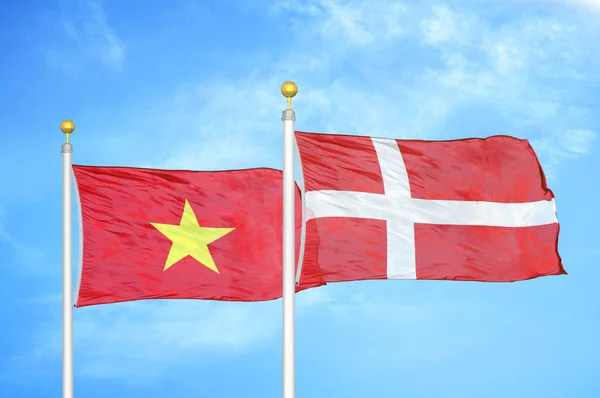 Vietnam Dánsko Dvě Vlajky Vlajkových Stožárech Modrá Oblačná Obloha Pozadí — Stock fotografie