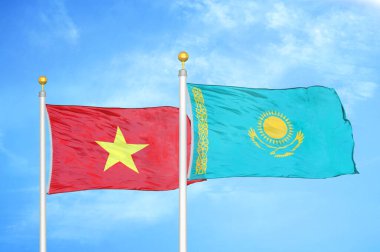 Vietnam ve Kazakistan bayrak direkleri ve mavi bulutlu arka planda iki bayrak