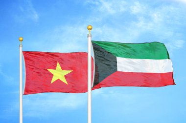 Vietnam ve Kuveyt bayrak direkleri üzerinde iki bayrak ve mavi bulutlu arka plan