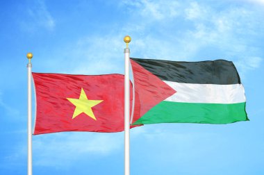 Vietnam ve Filistin bayrak direkleri üzerinde iki bayrak ve mavi bulutlu arka plan