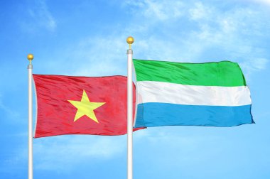 Vietnam ve Sierra Leone bayrak direkleri ve mavi bulutlu arka planda iki bayrak