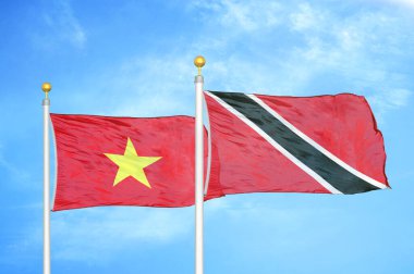 Vietnam, Trinidad ve Tobago bayrak direkleri ve mavi bulutlu arka plan