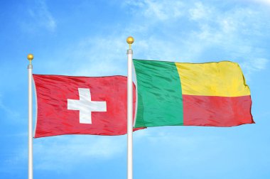 İsviçre ve Benin bayrak direkleri üzerinde iki bayrak ve mavi bulutlu arka plan
