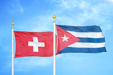 İsviçre ve Küba bayrak direkleri ve mavi bulutlu arka planda iki bayrak
