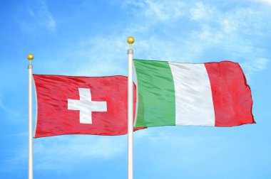 İsviçre ve İtalya bayrak direkleri ve mavi bulutlu arka planda iki bayrak