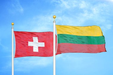 İsviçre ve Litvanya bayrak direkleri ve mavi bulutlu arka planda iki bayrak