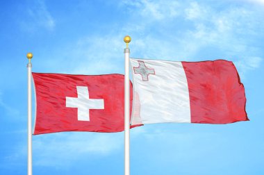 İsviçre ve Malta bayrak direkleri ve mavi bulutlu arka planda iki bayrak
