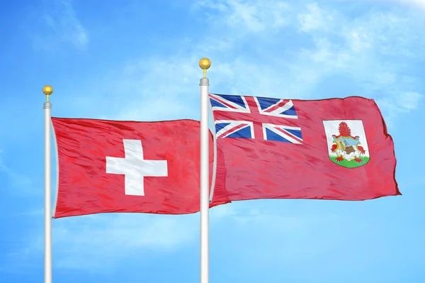 Suiza Bermudas Dos Banderas Sobre Asta Bandera Fondo Azul Cielo — Foto de Stock