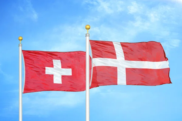 Suiza Dinamarca Dos Banderas Sobre Asta Bandera Fondo Azul Nublado —  Fotos de Stock