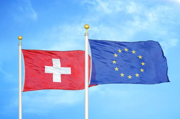 Suiza Unión Europea Dos Banderas Sobre Asta Bandera Fondo Azul — Foto de Stock