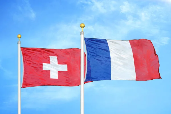 Suiza Francia Dos Banderas Sobre Asta Bandera Fondo Azul Cielo — Foto de Stock