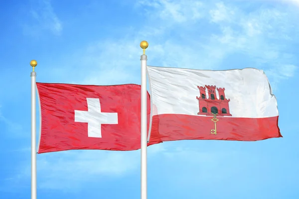Zwitserland Gibraltar Twee Vlaggen Vlaggenmasten Blauwe Bewolkte Lucht Achtergrond — Stockfoto
