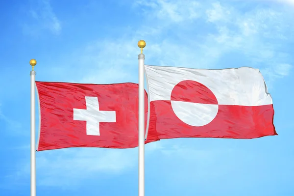 Suiza Groenlandia Dos Banderas Sobre Asta Bandera Fondo Azul Cielo — Foto de Stock