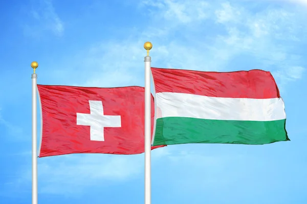 Schweiz Und Ungarn Zwei Flaggen Auf Fahnenmasten Und Blauer Wolkenverhangener — Stockfoto