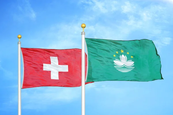 旗竿にスイスとマカオの2つの旗と青空の背景 — ストック写真