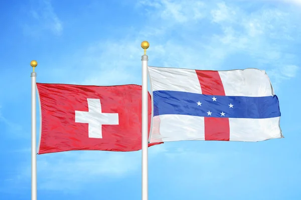スイスとオランダ旗竿と青空の背景に2つの旗をアンティル — ストック写真