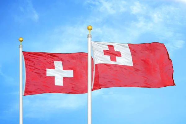 Suiza Tonga Dos Banderas Sobre Asta Bandera Fondo Azul Cielo — Foto de Stock