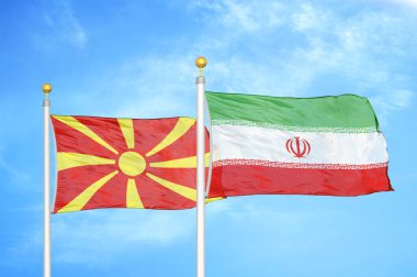 Kuzey Makedonya ve İran bayrak direkleri ve mavi bulutlu arka planda iki bayrak