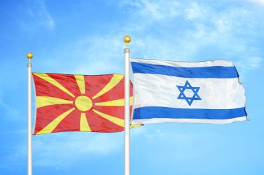 Kuzey Makedonya ve İsrail bayrak direkleri ve mavi bulutlu arka planda iki bayrak