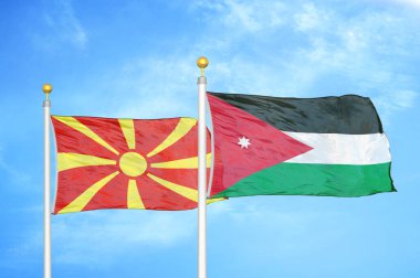 Kuzey Makedonya ve Ürdün bayrak direkleri ve mavi bulutlu arka planda iki bayrak