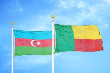 Azerbaycan ve Benin bayrak direkleri üzerinde iki bayrak ve mavi bulutlu arka plan