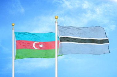 Azerbaycan ve Botswana bayrak direkleri üzerinde iki bayrak ve mavi bulutlu arka plan