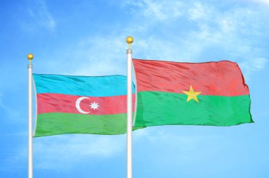 Azerbaycan ve Burkina Faso bayrak direkleri ve mavi bulutlu arka planda iki bayrak