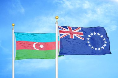 Azerbaycan ve Cook Adaları bayrak direkleri ve mavi bulutlu arka planda iki bayrak