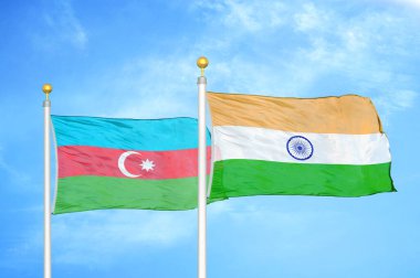 Azerbaycan ve Hindistan bayrak direkleri ve mavi bulutlu arka planda iki bayrak