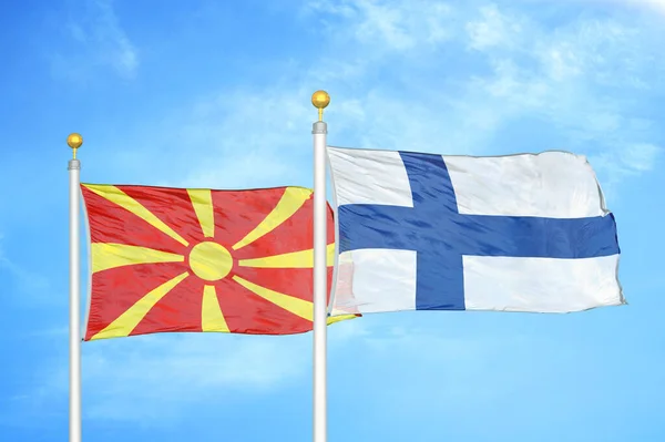 Noord Macedonië Finland Twee Vlaggen Vlaggenmasten Blauwe Bewolkte Lucht Achtergrond — Stockfoto