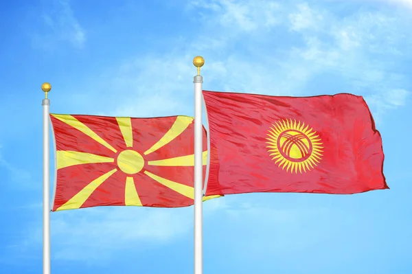 Noord Macedonië Kirgizië Twee Vlaggen Vlaggenmasten Blauwe Bewolkte Lucht Achtergrond — Stockfoto