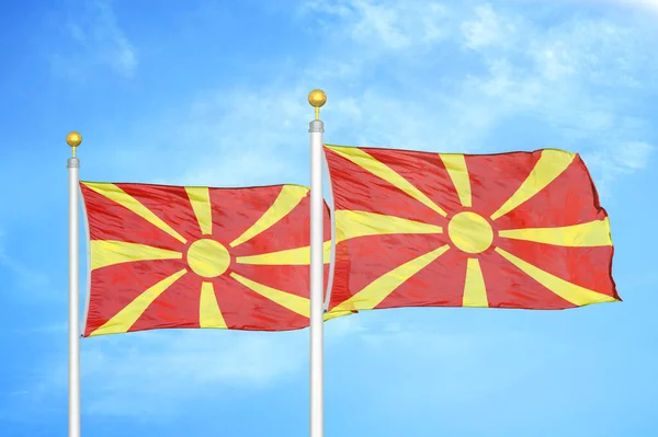 Noord Macedonië Noord Macedonië Twee Vlaggen Vlaggenmasten Blauwe Bewolkte Lucht — Stockfoto