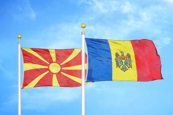 Noord Macedonië Moldavië Twee Vlaggen Vlaggenmasten Blauwe Bewolkte Lucht Achtergrond — Stockfoto