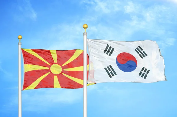 Severní Makedonie Jižní Korea Dvě Vlajky Vlajkových Stožárech Modrá Oblačná — Stock fotografie