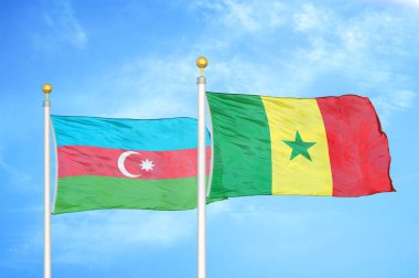 Azerbaycan ve Senegal bayrak direkleri üzerinde iki bayrak ve mavi bulutlu arka plan