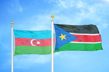 Azerbaycan ve Güney Sudan bayrak direkleri üzerinde iki bayrak ve mavi bulutlu arka plan