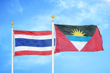 Tayland, Antigua ve Barbuda bayrak direğinde iki bayrak ve mavi bulutlu arka plan