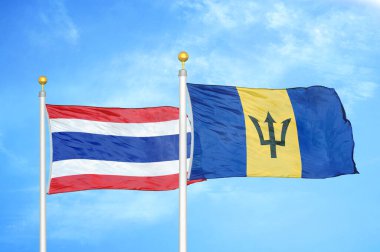 Tayland ve Barbados bayrak direğinde iki bayrak ve mavi bulutlu arka plan