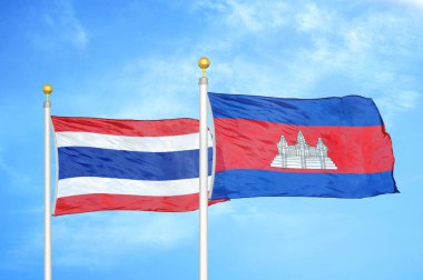 Tayland ve Kamboçya bayrak direkleri üzerinde iki bayrak ve mavi bulutlu arka plan