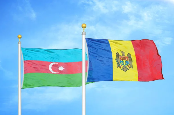 Azerbaiyán Moldavia Dos Banderas Sobre Asta Bandera Fondo Azul Cielo — Foto de Stock