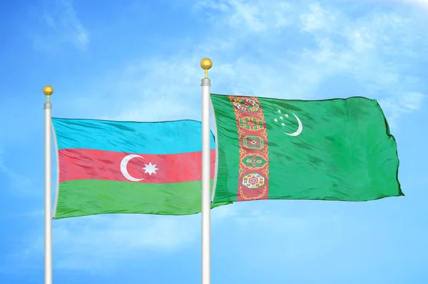 Azerbeidzjan Turkmenistan Twee Vlaggen Vlaggenmasten Blauwe Bewolkte Lucht Achtergrond — Stockfoto