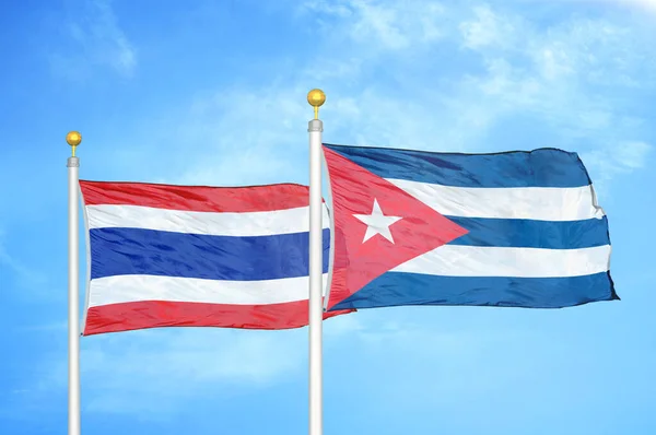 Thajsko Kuba Dvě Vlajky Vlajkových Stožárech Modrá Oblačná Obloha Pozadí — Stock fotografie