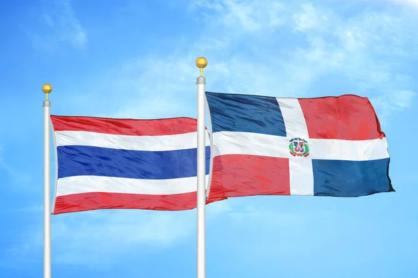 Таїланд Домініканська Республіка Два Прапори Флагштоках Синє Хмарне Небо — стокове фото