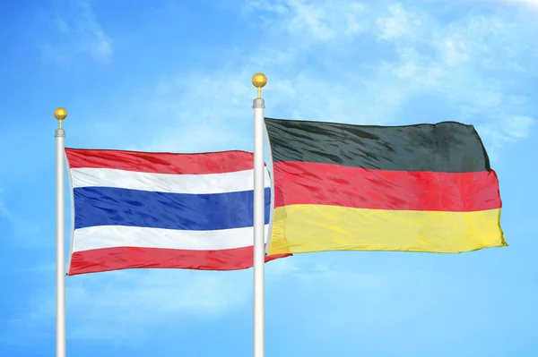 Tajlandia Niemcy Dwie Flagi Maszcie Flagowym Niebieskie Zachmurzone Tło Nieba — Zdjęcie stockowe