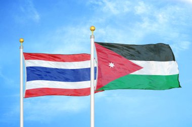 Tayland ve Ürdün bayrak direkleri üzerinde iki bayrak ve mavi bulutlu arka plan