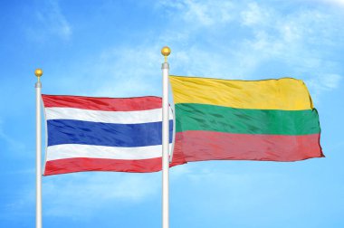 Tayland ve Litvanya bayrak direkleri üzerinde iki bayrak ve mavi bulutlu arka plan