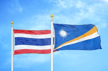 Tayland ve Marshall Adaları bayrak direkleri ve mavi bulutlu arka planda iki bayrak