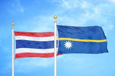 Tayland ve Nauru bayrak direkleri ve mavi bulutlu arka planda iki bayrak